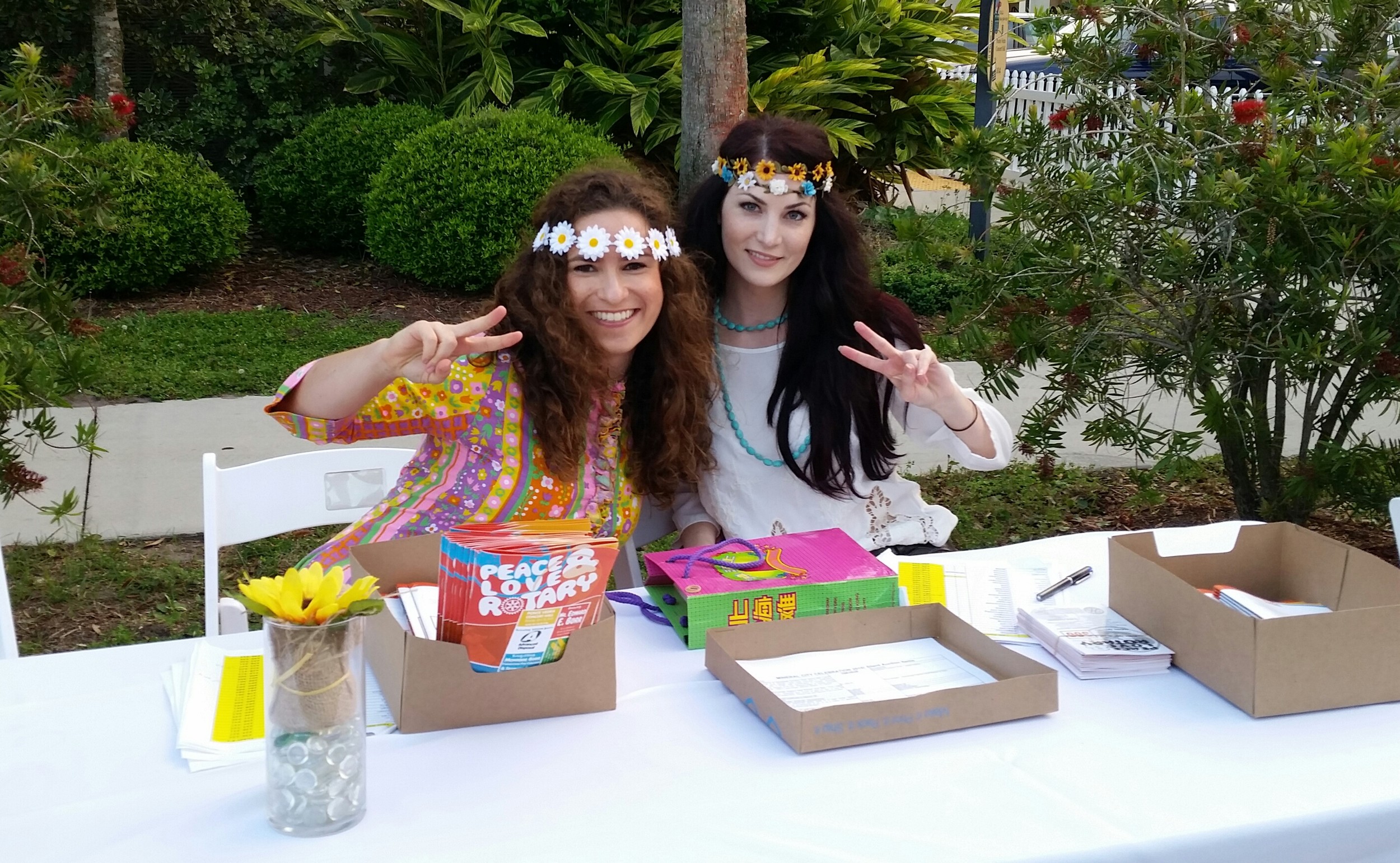 Rotaract volunteers, Magda Chicon and Rachael Daven.