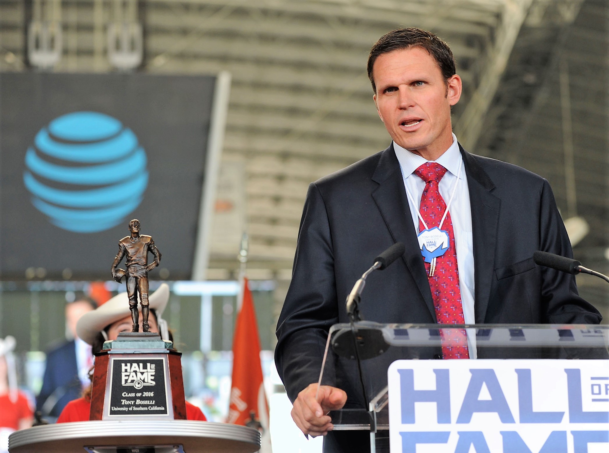 Former USC and Jaguars offensive tackle Tony Boselli accepts his award recognizing his induction into the Cotton Bowl Hall of Fame. Photo by Ian Halperin/CBAA