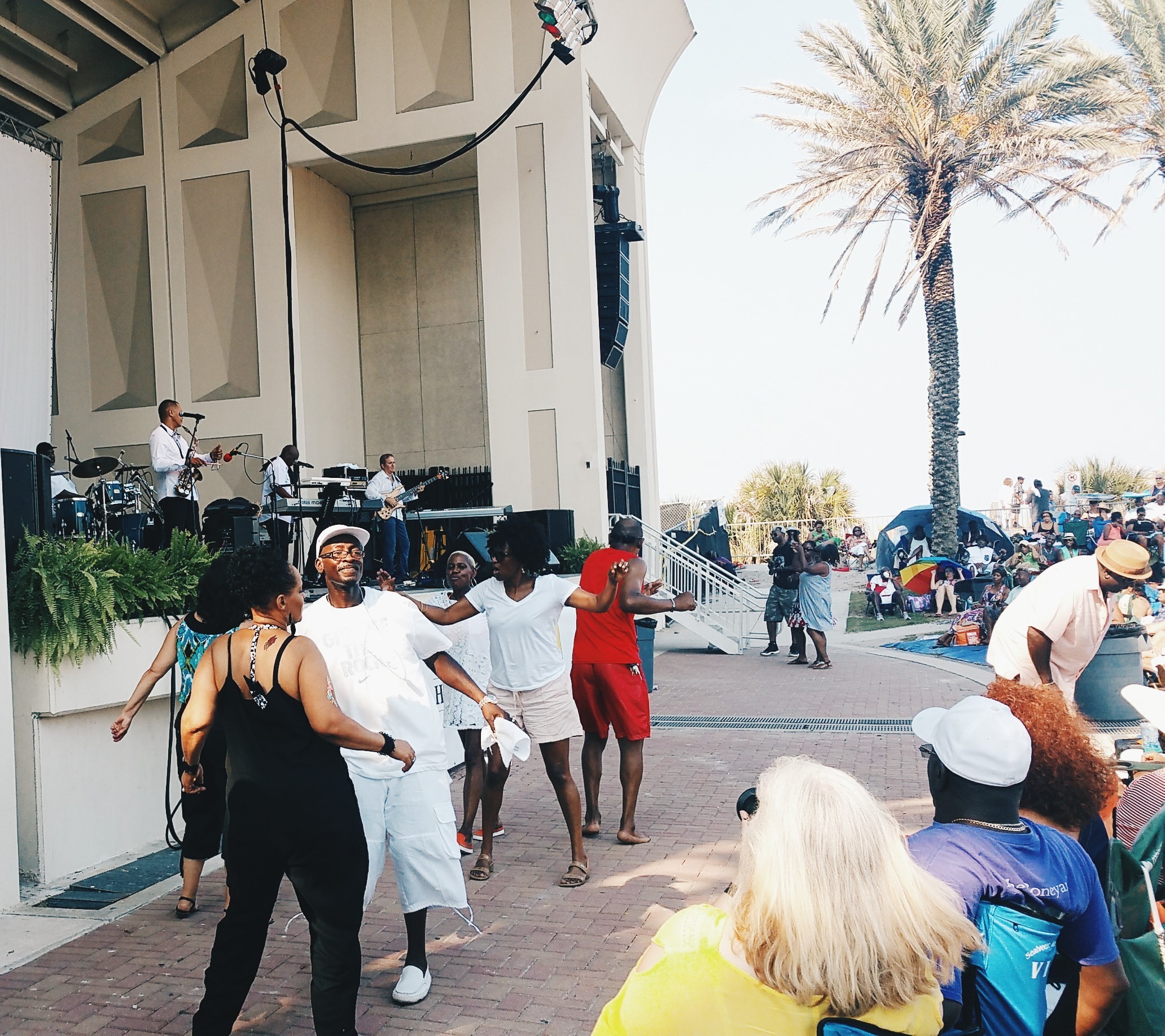 Jazz series guests dance as The Groov performs