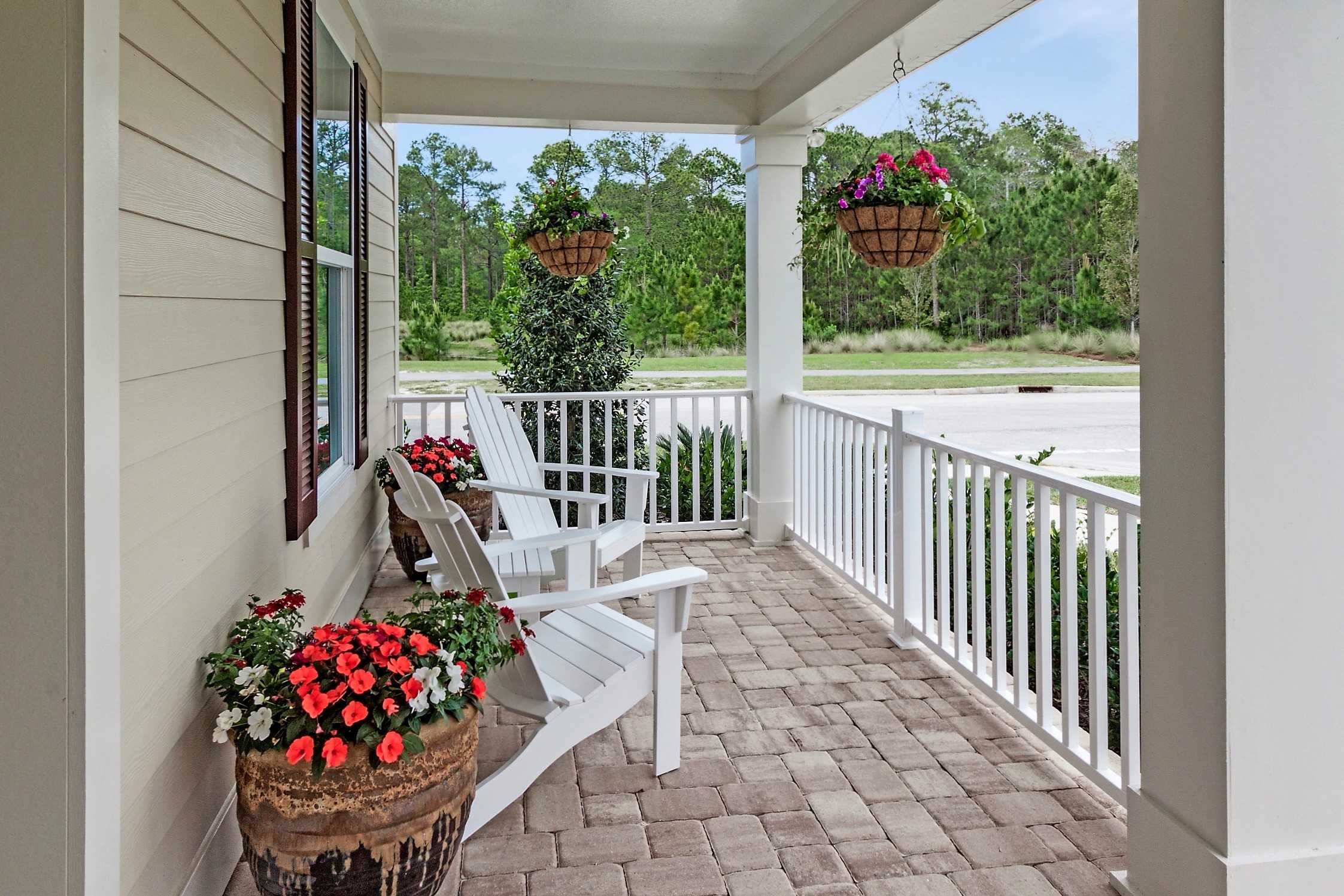 Landon Homes’ front porch style is showcased in TrailMark’s authentic neighborhood streetscape.