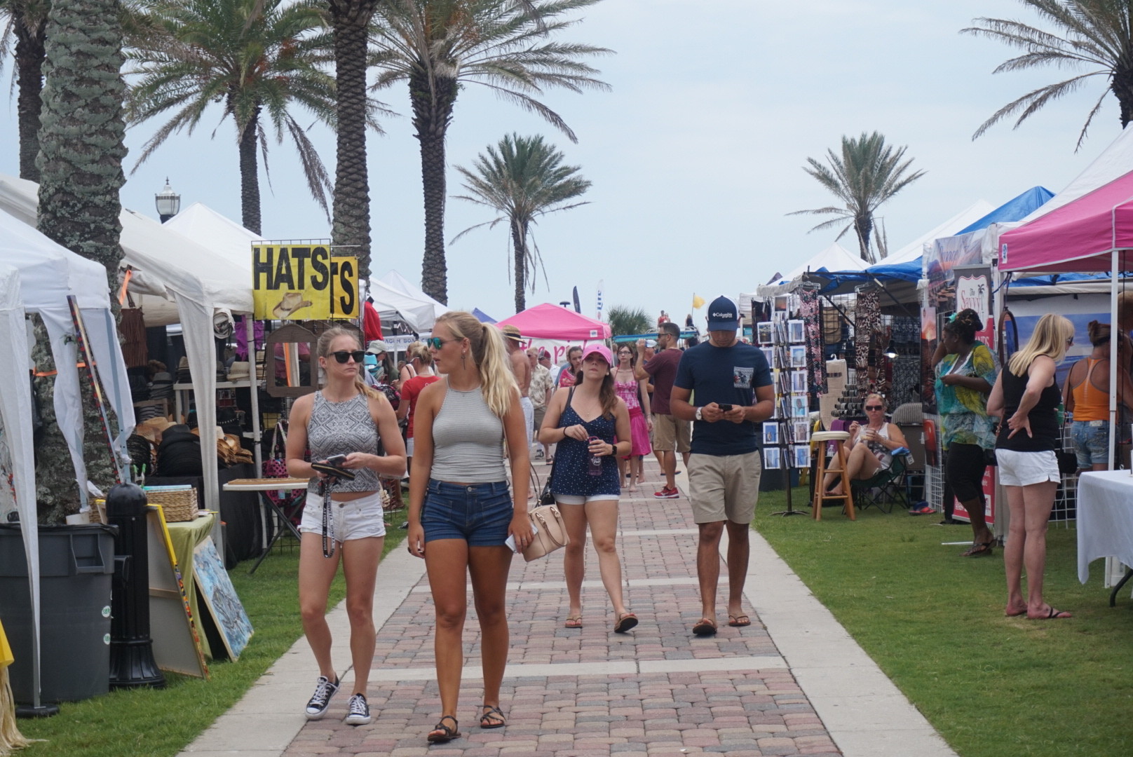 A crowd quickly forms at the Salt Life Fest