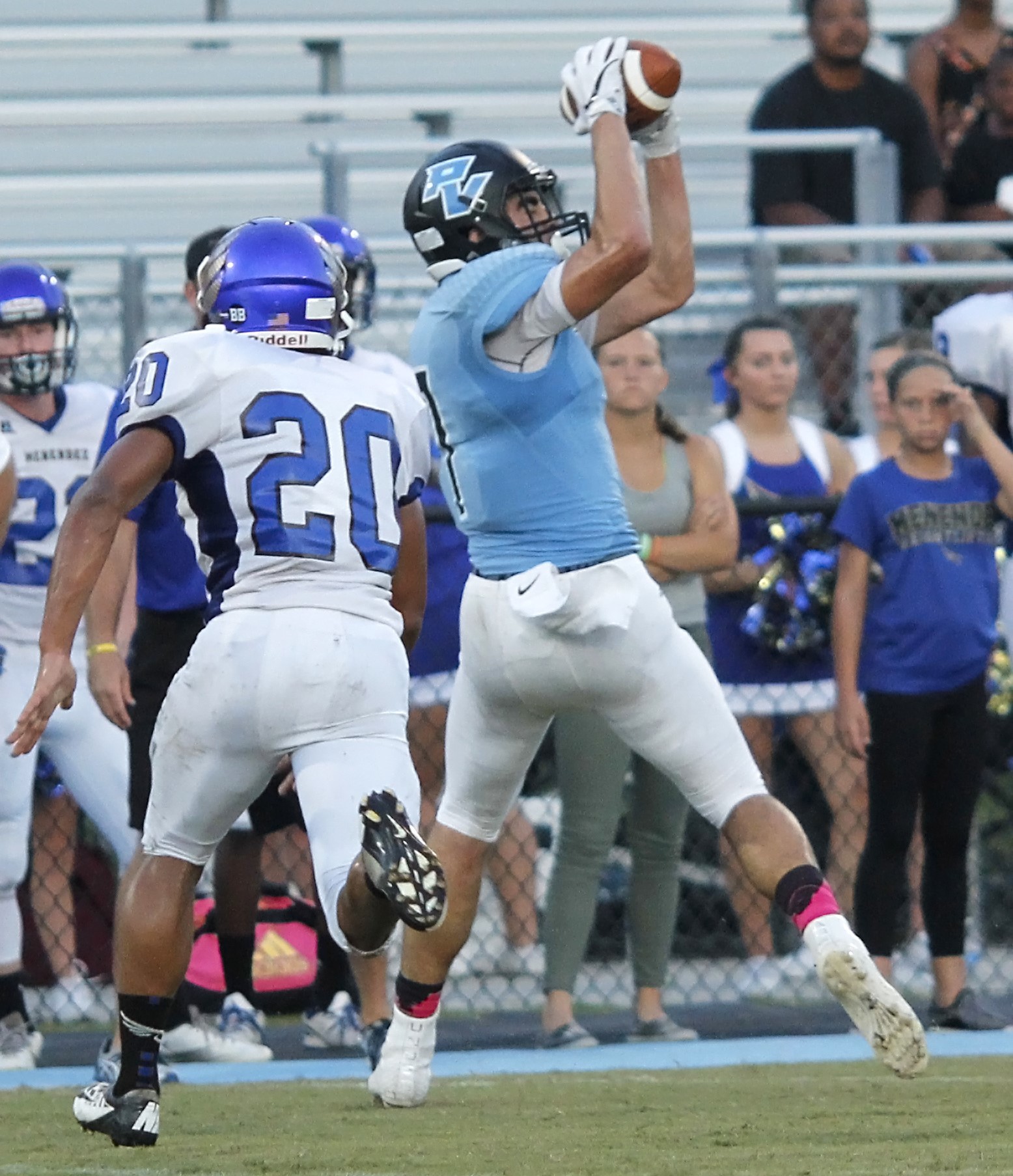 JD Piris makes a catch at the sidelines for a Sharks’ first down