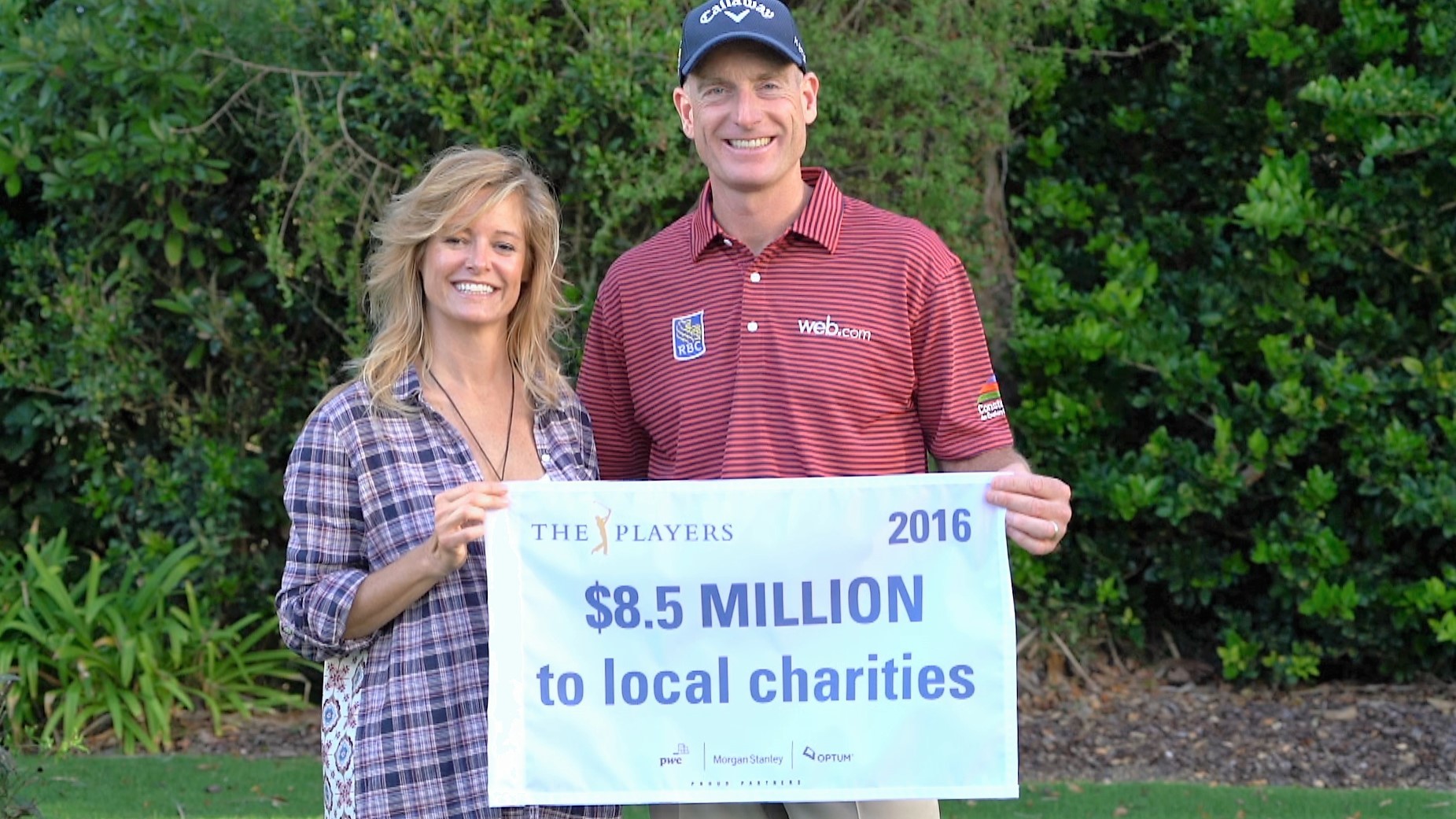 Tabitha and Jim Furyk display the total raised at the 2016 PLAYERS Championship.