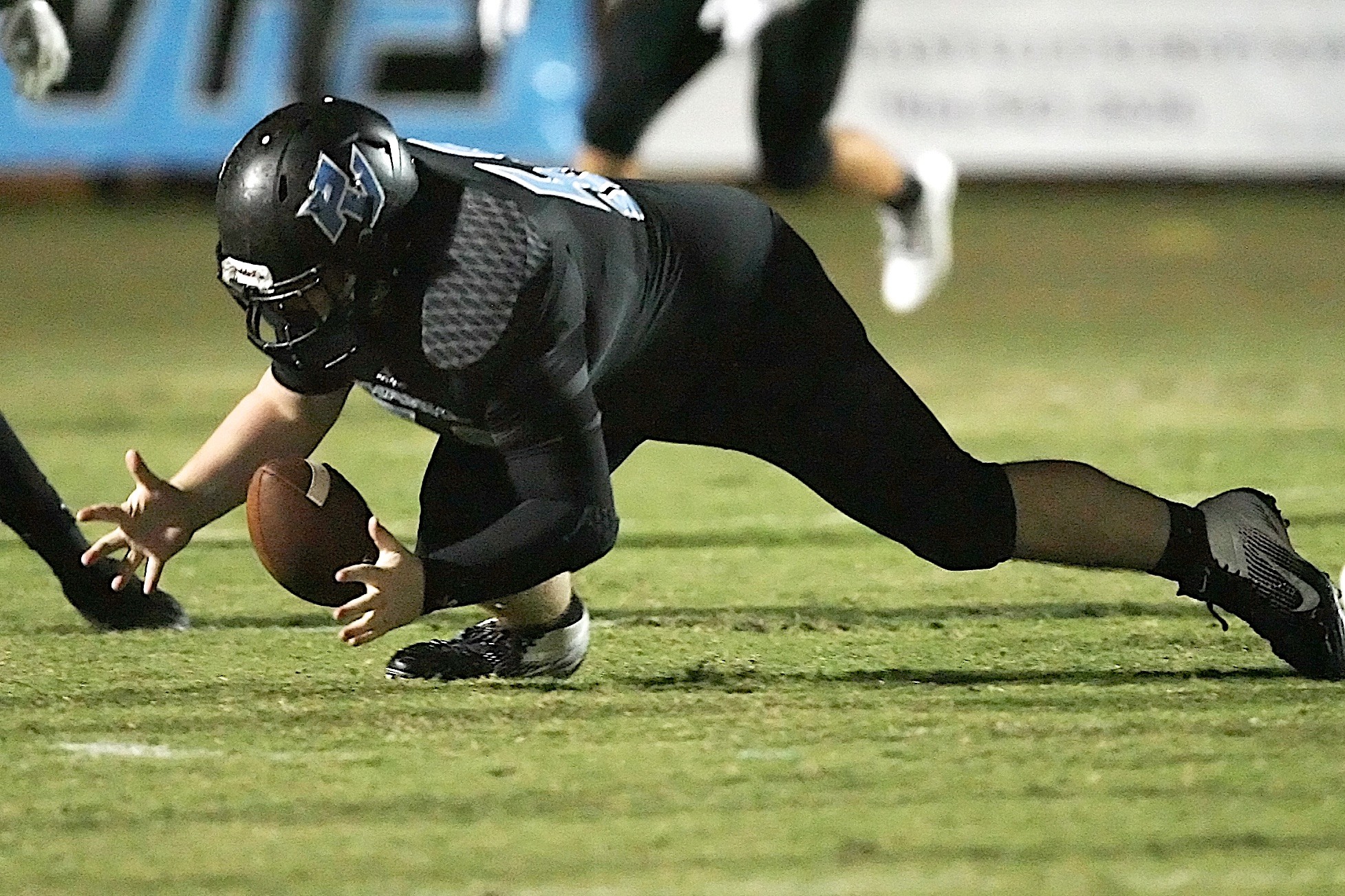 #50 Mike Duncan of the Sharks recovers a Knights’ fumble.