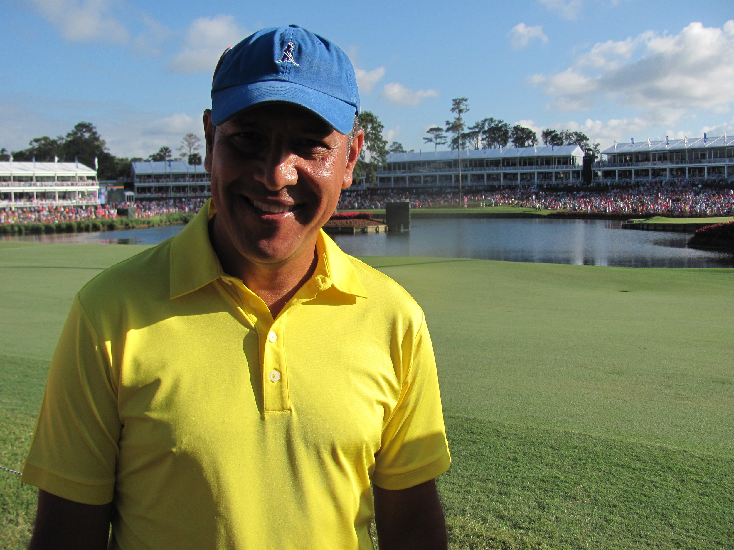 Fan Edgardo Catari of Colombia stands in front of the island green.