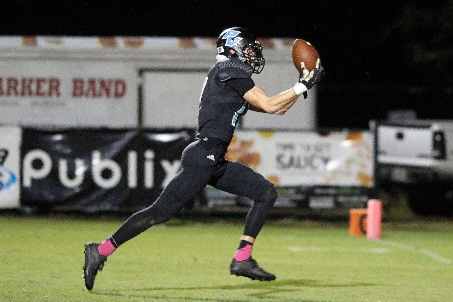 The Sharks’ Tommy Zitiello catches a pass in stride.