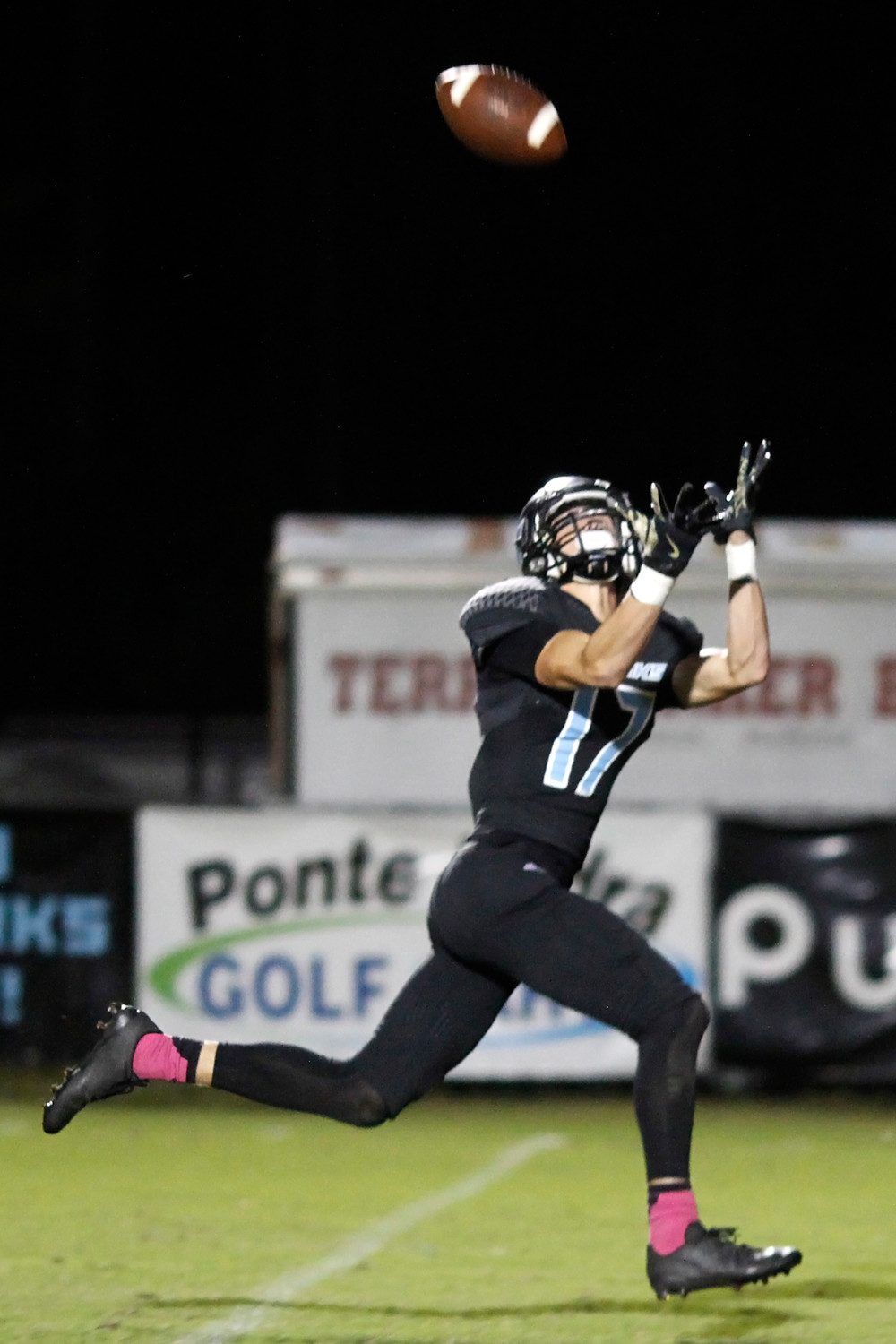 The Sharks’ Tommy Zitiello catches a pass in stride.