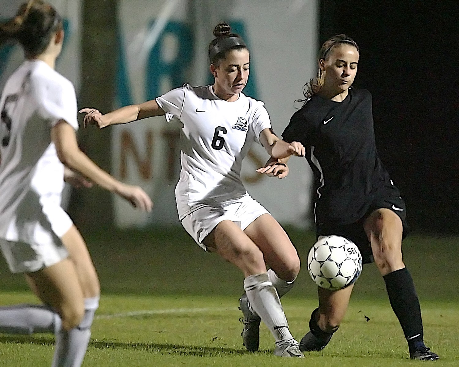 Molly Miller (6) attempts to gain control of the ball.
