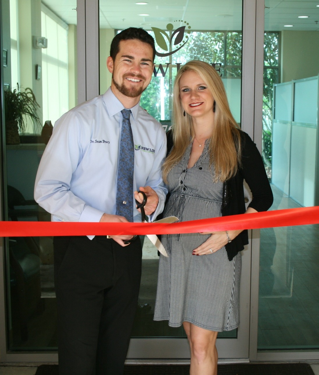 Dr. Sean Tracy and his wife Kelly celebrate New Life Healthcare’s Chamber membership with a ribbon cutting ceremony.