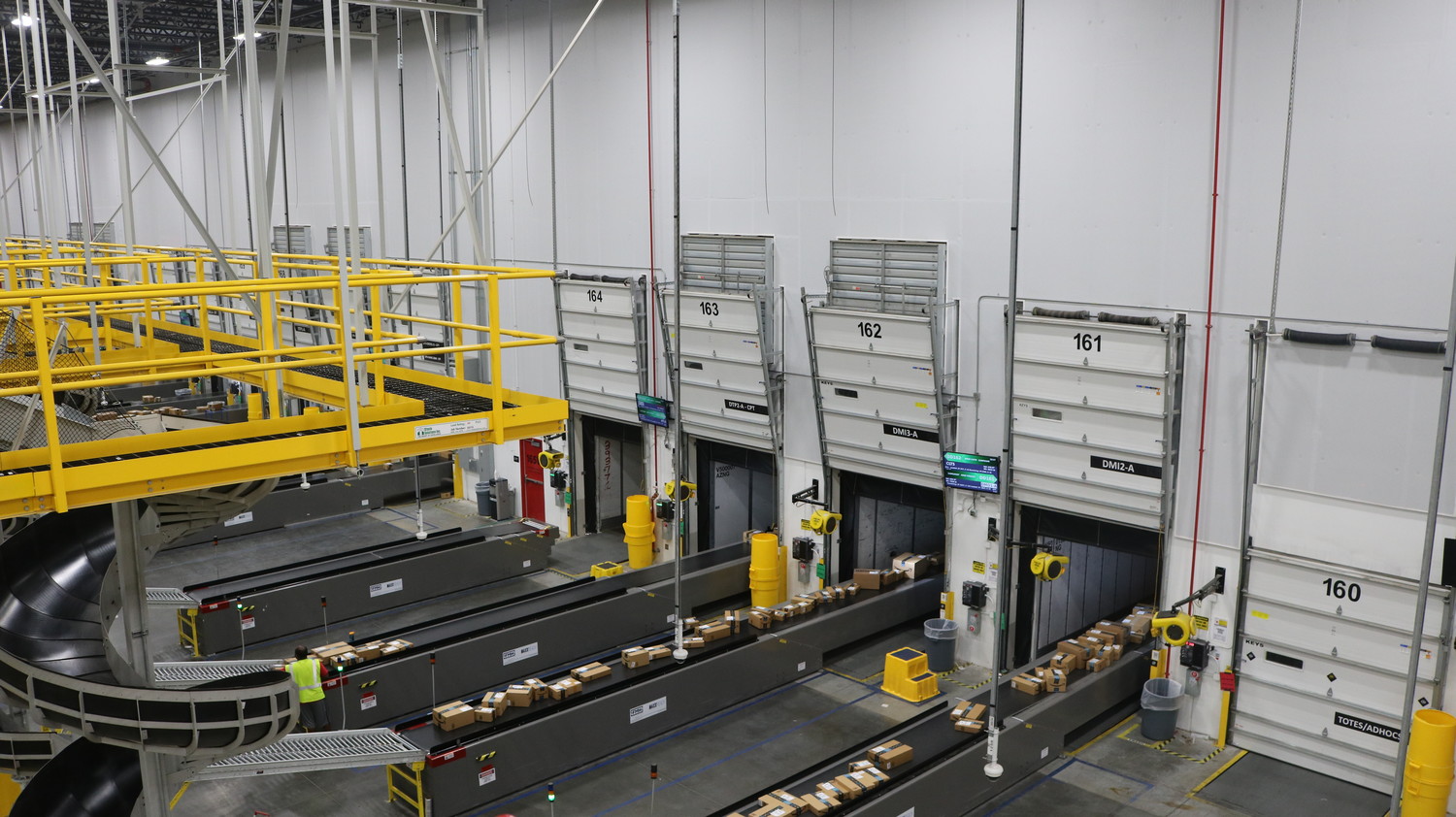Amazon opened the doors of its new fulfillment center on Jacksonville’s Northside to elected officials and community leaders on April 6 as part of a special grand opening event. The new facility began operating last year.